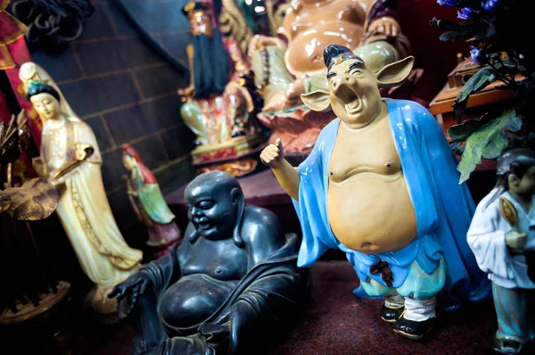 Figura del personaje de Piggy de la famosa novela china Viaje al Oeste en Tin Hau Temple, Yaumatei, Hong Kong —  Fotos de Stock