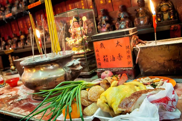 Food offerings left on the altar at Tin Hau Temple, Yau Ma Tei, Hong Kong — Stock Photo, Image