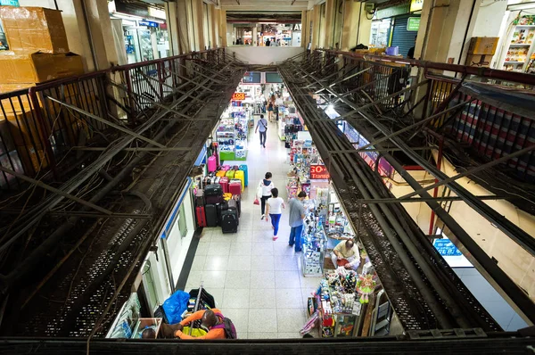 Vista elevada do rés-do-chão shopping center em Chungking Mansions, Hong Kong — Fotografia de Stock