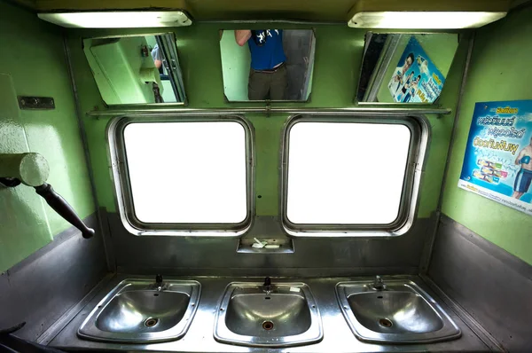 Área de lavagem e pias a bordo de um trem interurbano tailandês — Fotografia de Stock