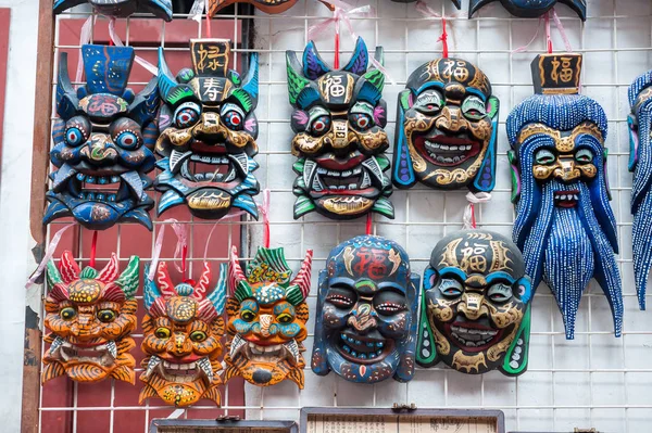 Ξύλινες μάσκες κινέζικα για την πώληση σε μια αγορά με σουβενίρ κοντά σε Yu Garden, Σανγκάη — Φωτογραφία Αρχείου