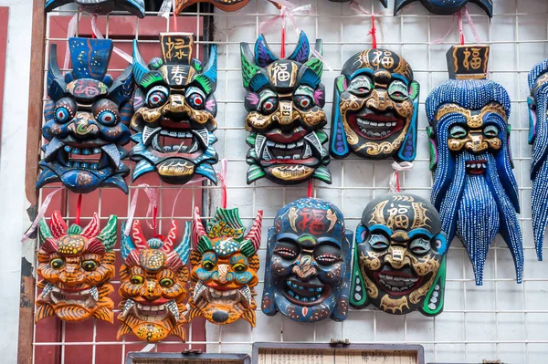 Kinesiska trämasker till försäljning på en souvenir marknad nära Yu Garden, Shanghai — Stockfoto