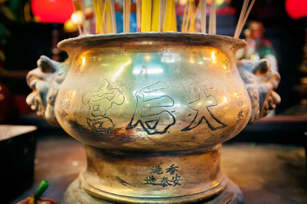 Traditionele metalen wierookbrander binnen Tin Hau-tempel in Yaumatei, Kowloon. Rechtenvrije Stockafbeeldingen