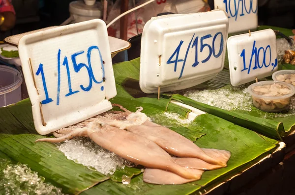 Verse inktvis op verkoop op een natte markt van Hong Kong Rechtenvrije Stockfoto's