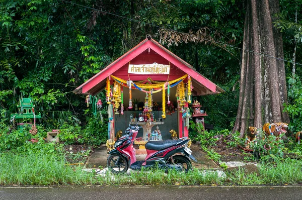 Roadside shrine on Koh Chang, Thailand — Stock Photo, Image