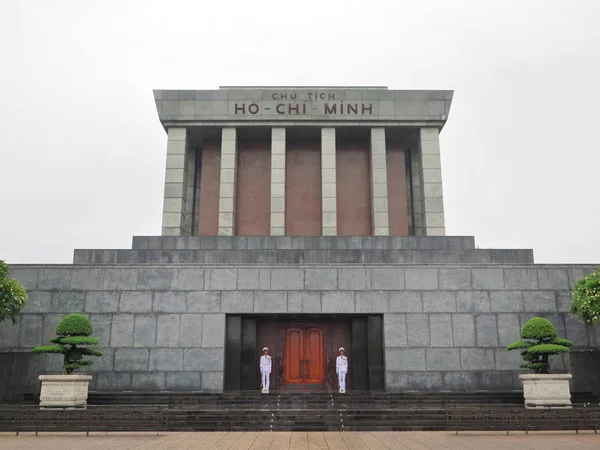 Ho Chi Minh Mausoleum in Ba Dinh Square, Hanoi, Vietnam — Stock fotografie