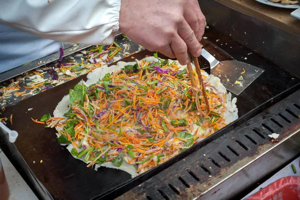 Chinese Jianbing pancake being prepared at a Shanghai street market — Stock Photo, Image