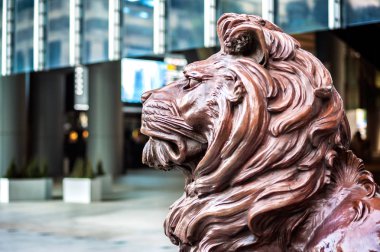 Bir Hong Kong Hsbc Genel Müdürlük girişinde iki bronz aslan heykeli