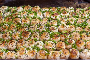 Kızarmış domuz buns, olarak da bilinen shengjianbao, taze pişmiş bir Shanghai gıda market