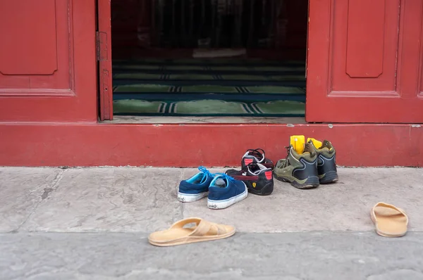 Removed footwear outside the main prayer hall at the Cow Street Mosque, Beijing, China — Stock Photo, Image