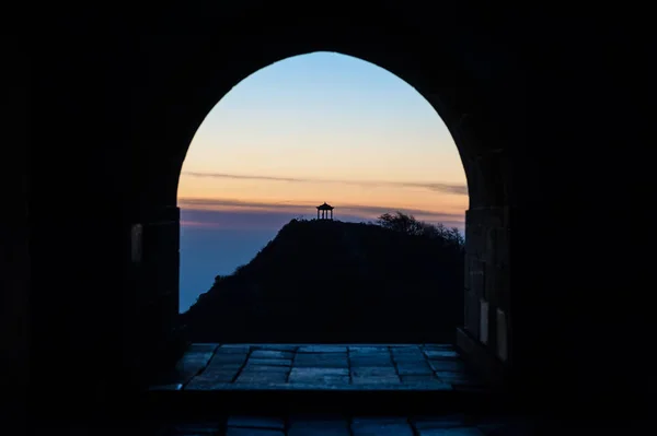 Pavilion in silhouette on the summit of Taishan, China — Stock Photo, Image