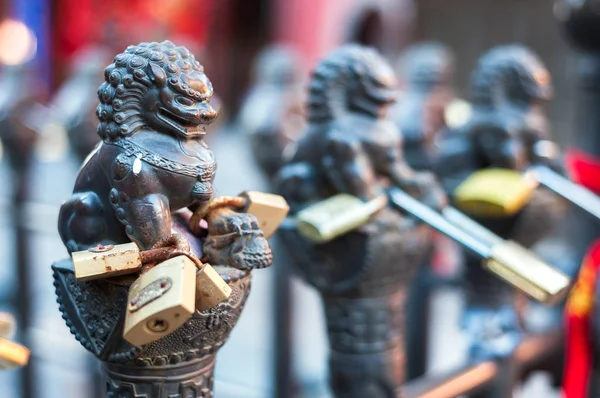 Candados unidos a pasamanos metálicos en un templo en el Monte Tai, China —  Fotos de Stock