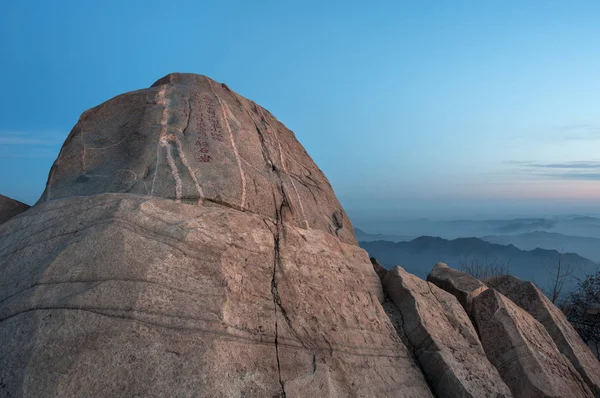 在黎明时飞石，在中国山东省泰山山顶 — 图库照片
