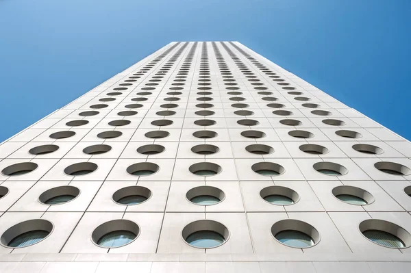 Perspectiva ascendente do arranha-céu da Jardine House, Distrito Central, Hong Kong — Fotografia de Stock