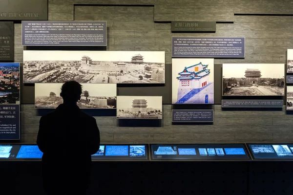 Un hombre examina una pantalla de información dentro del museo Zhengyangmen arrow Tower, Beijing — Foto de Stock