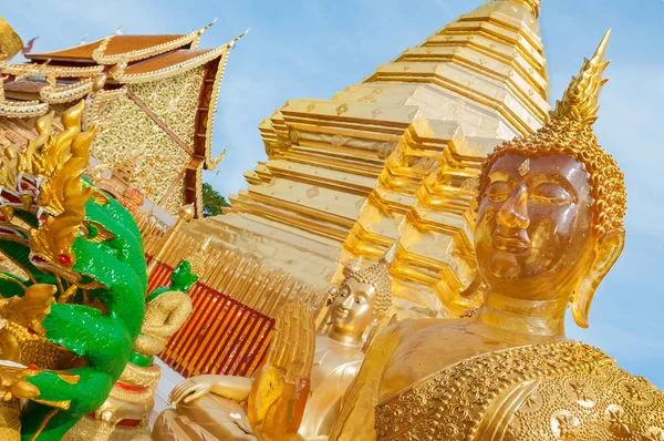 Goldene Chedi und Buddha-Statuen am wat phra that doi suthep, chi — Stockfoto