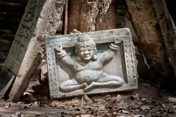 Obraz Buddhy na části zlomené kamenný reliéf na Wat Umong, Chiang Mai, Thajsko — Stock fotografie