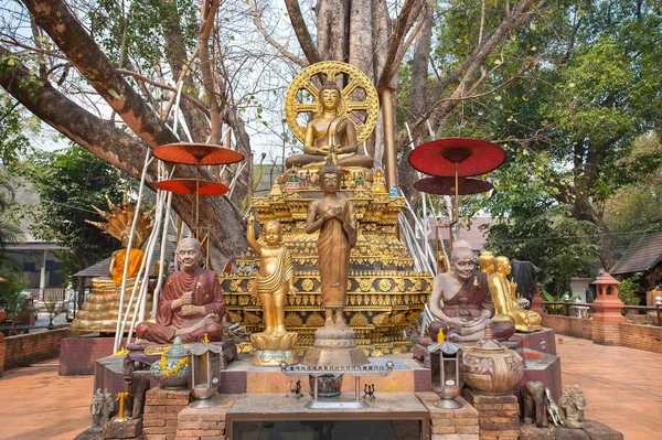 Pequenos chedi cercados pelo status de Buda em Wat Jed Yod, Chiang Mai, Tailândia — Fotografia de Stock