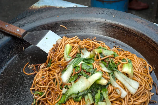 Revuelva fideos fritos en un mercado callejero chino — Foto de Stock