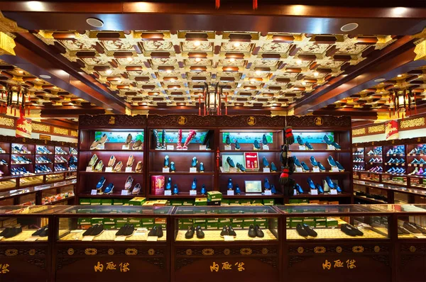 A híres Neiliansheng cipő üzlet a tradtitonal kereskedelmi Dashilian Street, Peking belső — Stock Fotó