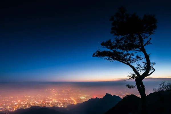 Tai ' an 市市、中国泰山の頂上からの夜景 ストックフォト