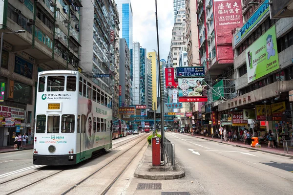 Um bonde viaja ao longo da Hennessy Road no centro de Causeway Bay, Hong Kong Fotos De Bancos De Imagens