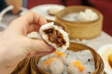 Cha siu bao kızartılmış domuz topuz hong kong dim sum lokantasında