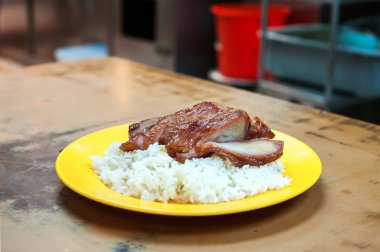 Char siu domuz eti pilav yerel bir Hong Kong restoranda ile kavrulmuş