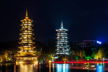 Güneş ve ay pagodadan, Shan Gölü, Guilin, Çin