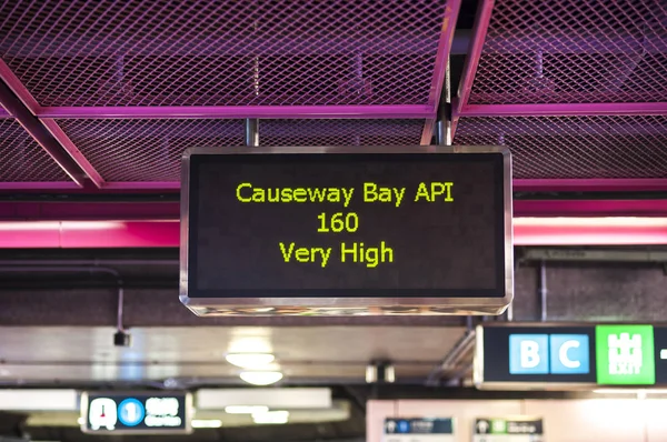 Índice de poluição do ar de Hong Kong lendo "Very High" em Causeway Bay MTR Station — Fotografia de Stock