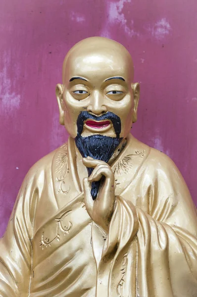 Figura de Buda de Ouro no Mosteiro dos Dez Mil Budas, Hong Kong — Fotografia de Stock