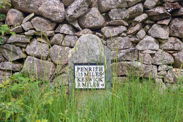 Starobylé milník na trase krážem cyklu, Cumbria, Velká Británie — Stock fotografie