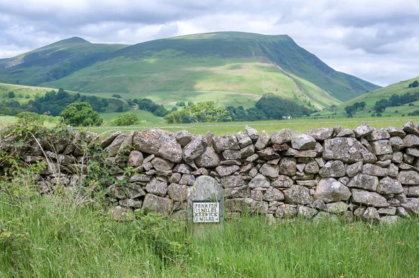 Colinas cumbrianas com um marco de estilo antigo e parede de drystone em primeiro plano, Cumbria, Reino Unido — Fotografia de Stock