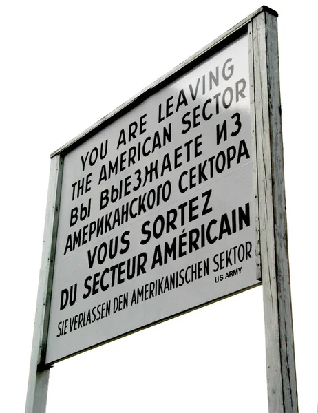 Wooden sign at Checkpoint Charlie crossing, Berlin, Germany — Stock Photo, Image