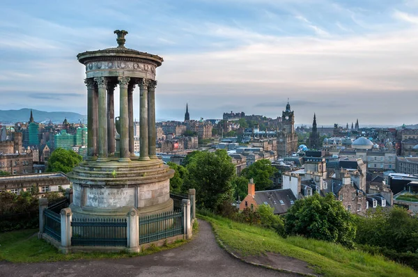 Вид на Эдинбург с Колтон-Хилл с памятником Дугальду Стюарту на переднем плане — стоковое фото