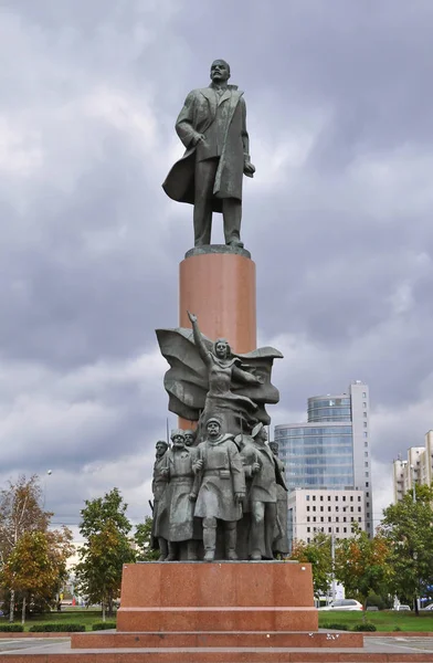 Estátua da Rússia revolucionário Vladimir Lenin em outubro Square, Moscou — Fotografia de Stock