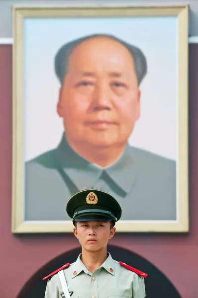 Guarda em frente ao famoso retrato do Presidente Mao, Portão Tiananmen, Pequim — Fotografia de Stock