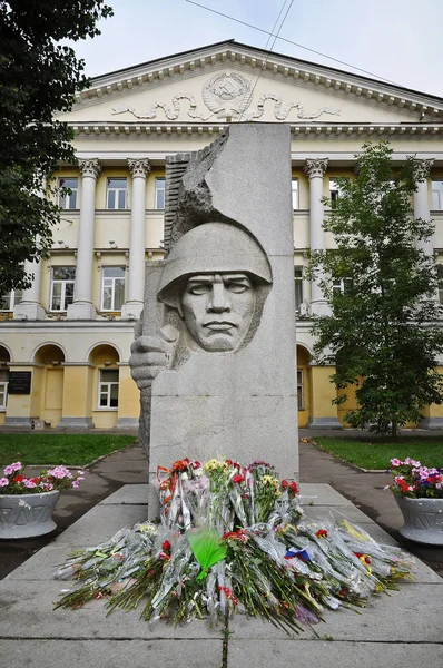 言語大学を状態の戦争記念碑と、モスクワ郊外の花 — ストック写真