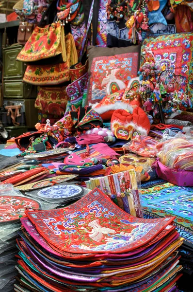 Suvenýry na Panjiayuan trhu, Peking — Stock fotografie