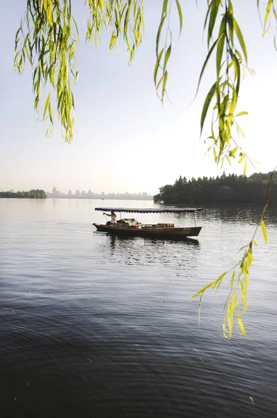 杭州西湖で手漕ぎボート — ストック写真
