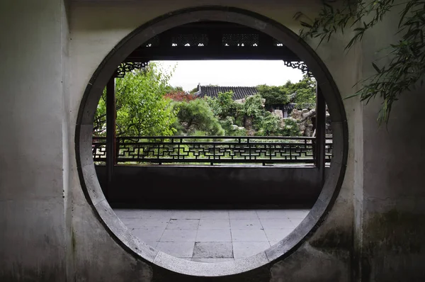 Puerta redonda en el Master of Nets Garden, Suzhou, China — Foto de Stock
