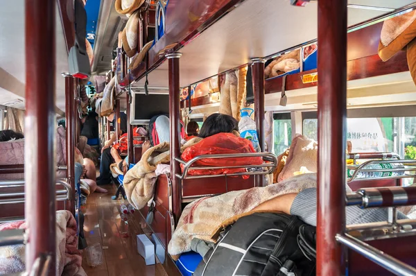 An Bord eines chinesischen Intercity-Schlafbusses — Stockfoto