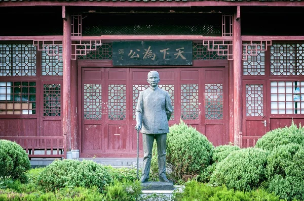 Socha v životní velikosti "otce moderní Číny", Sun Yat-Sen v Yangshuo, Čína — Stock fotografie