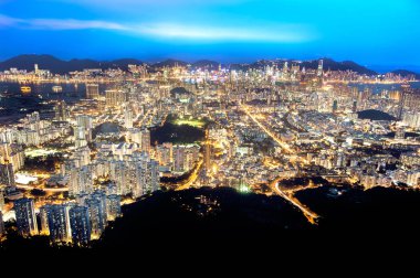 Hong Kong ve Kowloon aslan kayadan görüldüğü gibi gece
