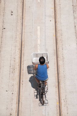 Hennessey Road üzerinde Hong Kong Adası tramvay Bisiklet teslim kişini izler