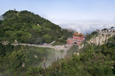 Güney kapısı Tai Shan, China zirvesinde cennete