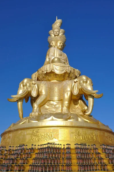 Estatua de Samantabhadra, Cumbre de Oro, Emei Shan, China —  Fotos de Stock