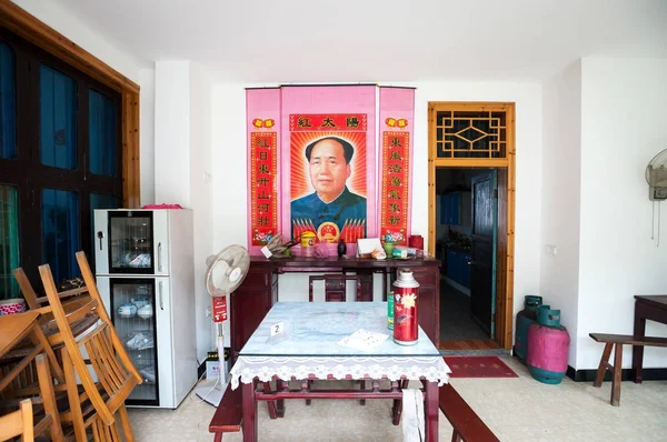 Manifesto del presidente Mao in una sala da pranzo cinese — Foto Stock