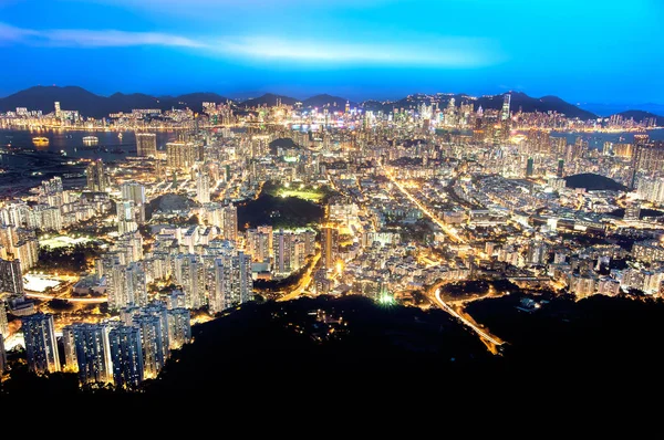 Hong Kong ve Kowloon aslan kayadan görüldüğü gibi gece — Stok fotoğraf