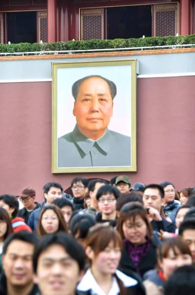 Multidões de visitantes que saem da Cidade Proibida sob o olhar atento do Presidente Mao — Fotografia de Stock